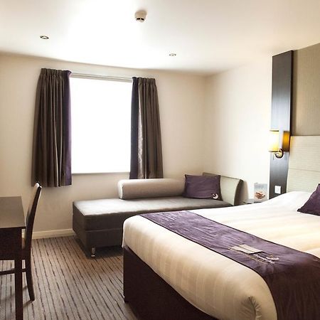 Premier Inn London Brentford Exterior photo