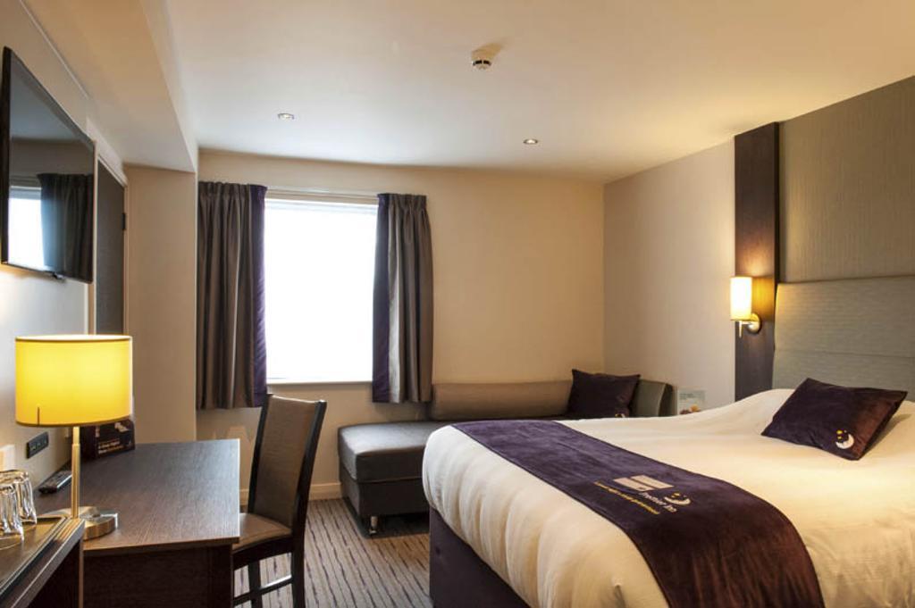 Premier Inn London Brentford Room photo