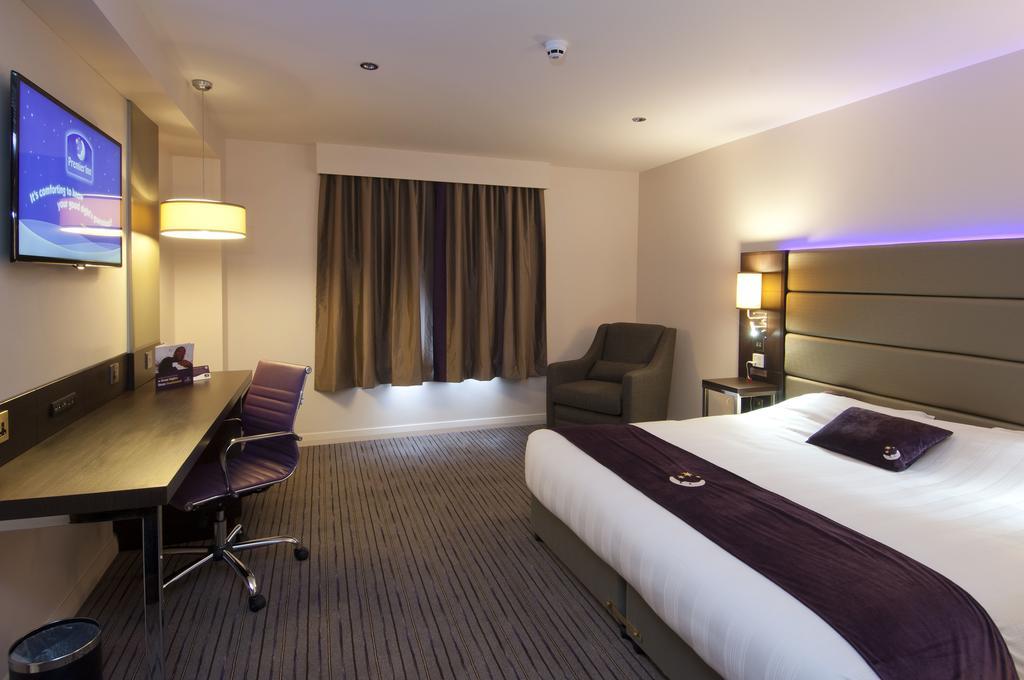 Premier Inn London Brentford Exterior photo