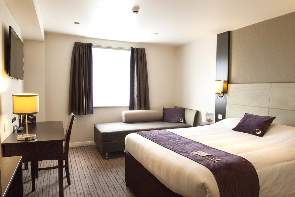 Premier Inn London Brentford Exterior photo