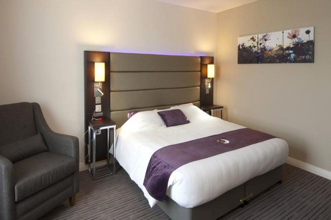 Premier Inn London Brentford Exterior photo